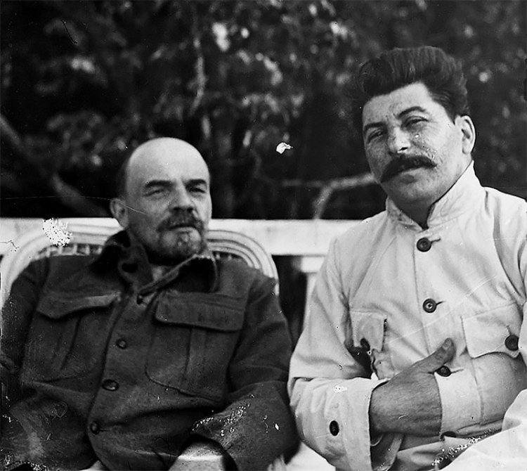 40 Amazing Historical Pictures - Lenin and Stalin at Gorki, just outside Moscow. September 1922 40 Amazing Historical Pictures - Lenin and Stalin at Gorki, just outside Moscow. September 1922
