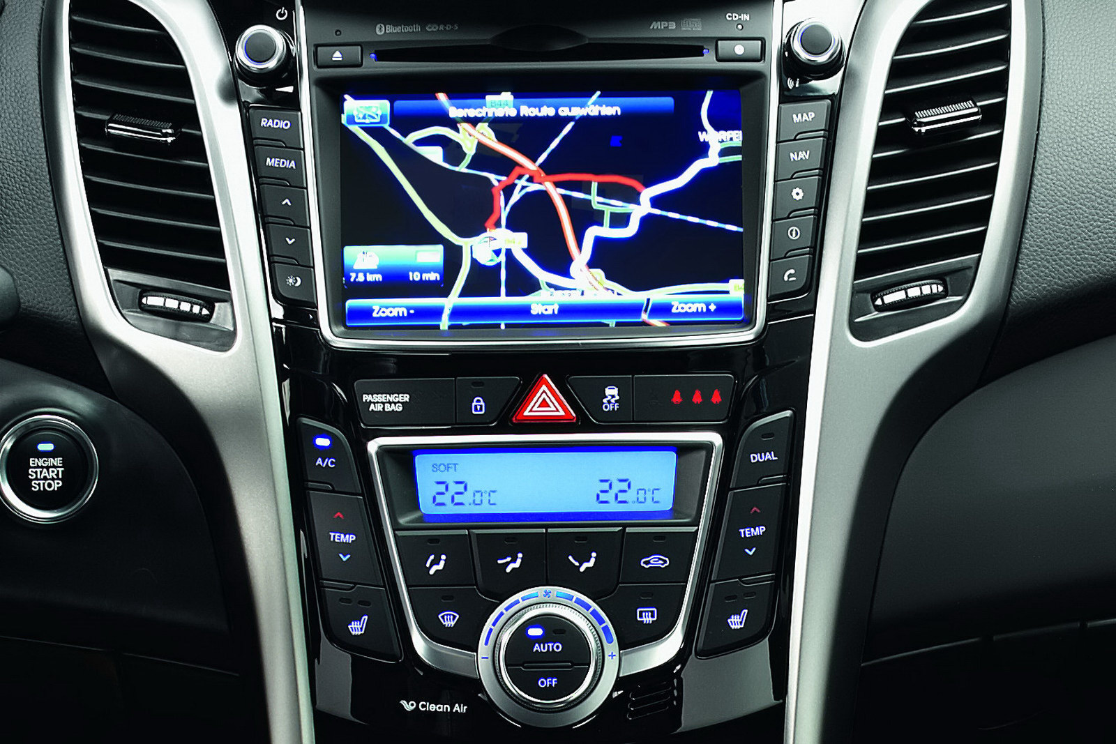 http://4.bp.blogspot.com/-Z2iymMnRxhk/T_w5BqJj0TI/AAAAAAAACaw/B7nHQers7bY/s1600/2012-hyundai-i30-debuts-at-frankfurt-auto-show-photo-gallery_10.jpg
