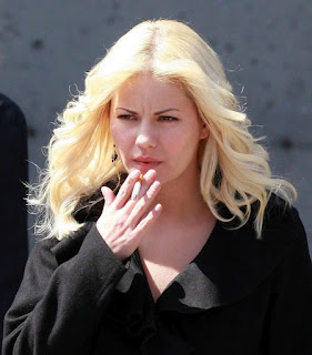 Famous Actress Elisha Cuthbert Smoking Elisha Cuthbert Smoking Cigarettes