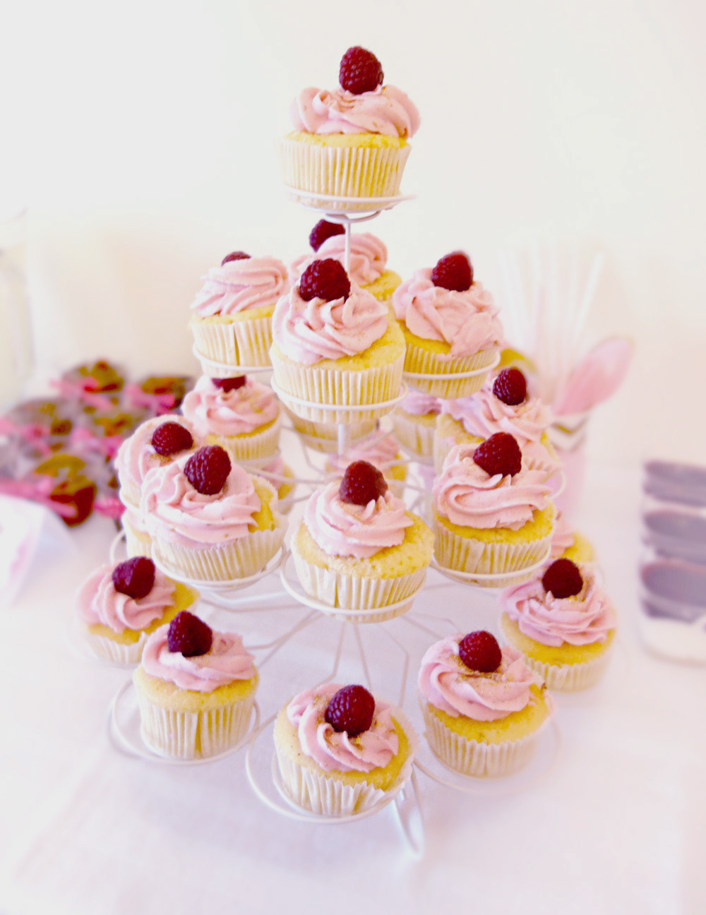 Cupcakes de Limão com Creme de Mascarpone e Framboesa. Receita de Cupcakes de Limão com Creme de Mascarpone e Framboesa, húmidos e deliciosos preparada de forma tradicional ou com a Thermomix/Bimby! #cupcakes #framboesa #limão