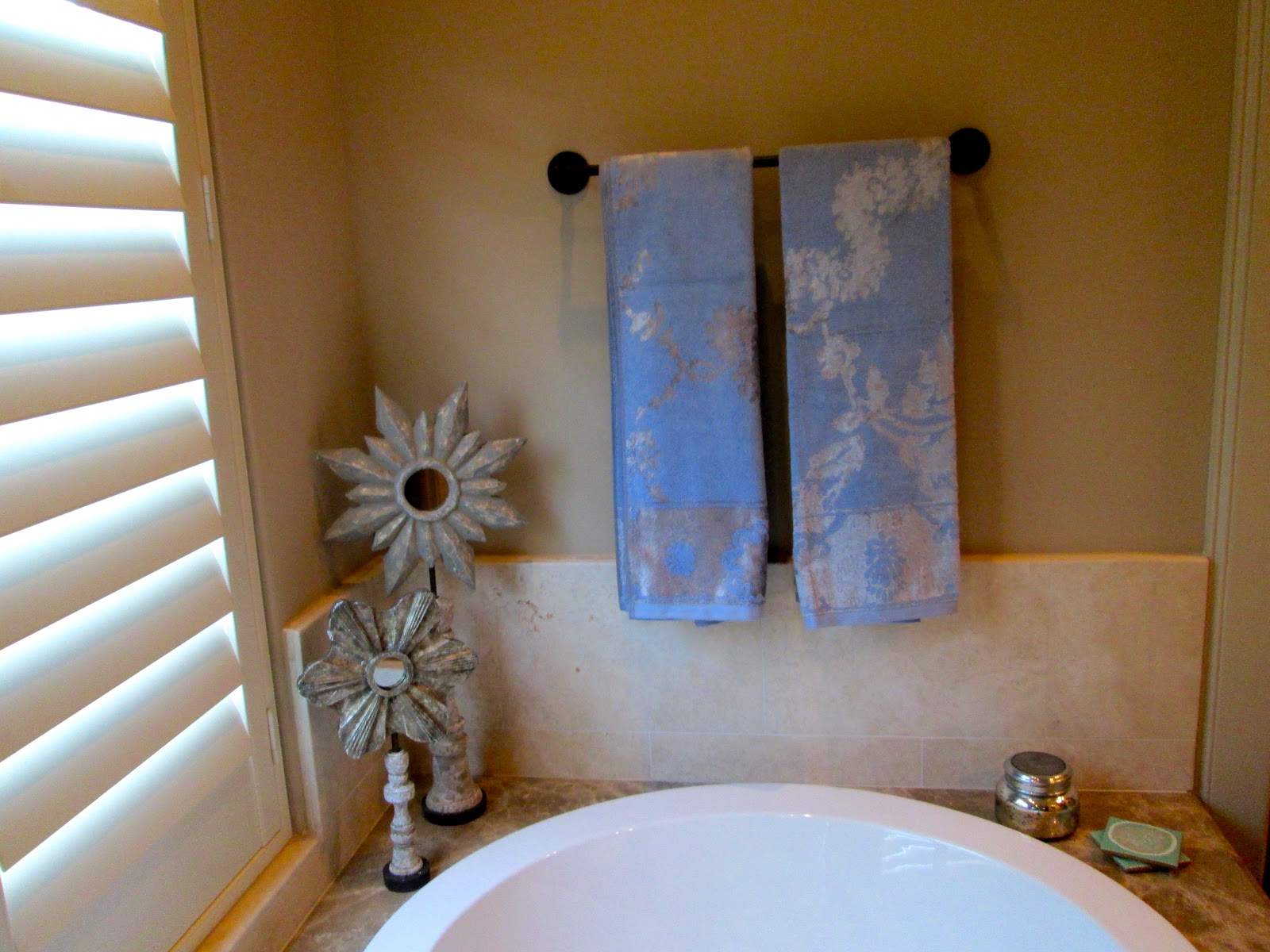 The Peak of Très Chic Easy Ways to Spruce Up Your Bathroom