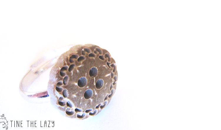 Tine the Lazy: Anello regolabile con bottone traforato - Adjustable Ring with Decorated Button anello regolabile con bottone traforato