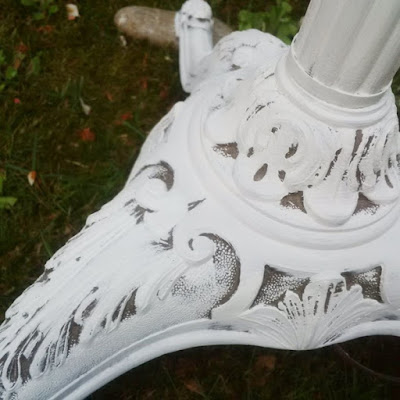 base di una vecchia lampada ricolorata con pittura