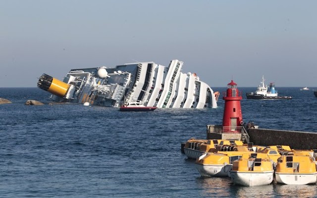 Navio naufraga e deixa mortos na Itália