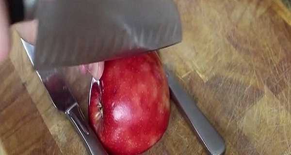 He Put An Apple Between Two Knives – What He Does Next Is Genius aplle