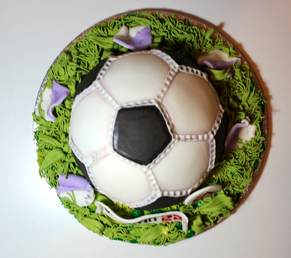 Tarta de fútbol de calabaza rellena de ganaché de chocolate negro, decorada con fondant, por Sweet KOKEKO