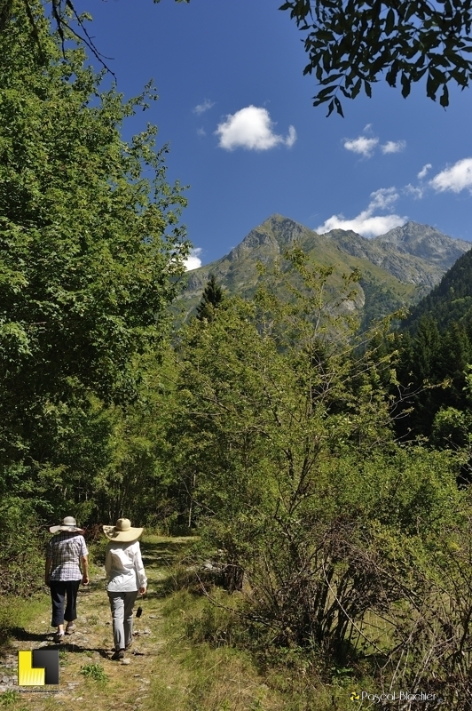 félicienne et valérie blachier sur le sentier de la bonne photo pascal blachier