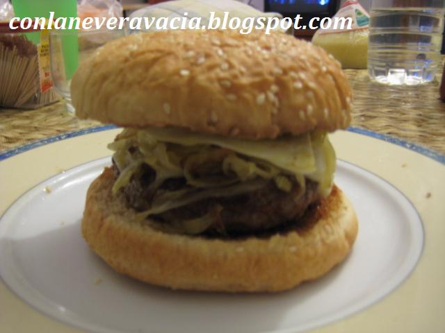 Un Caprichito Hamburguesa Con Cebolla, Queso Y Huevo Frito
