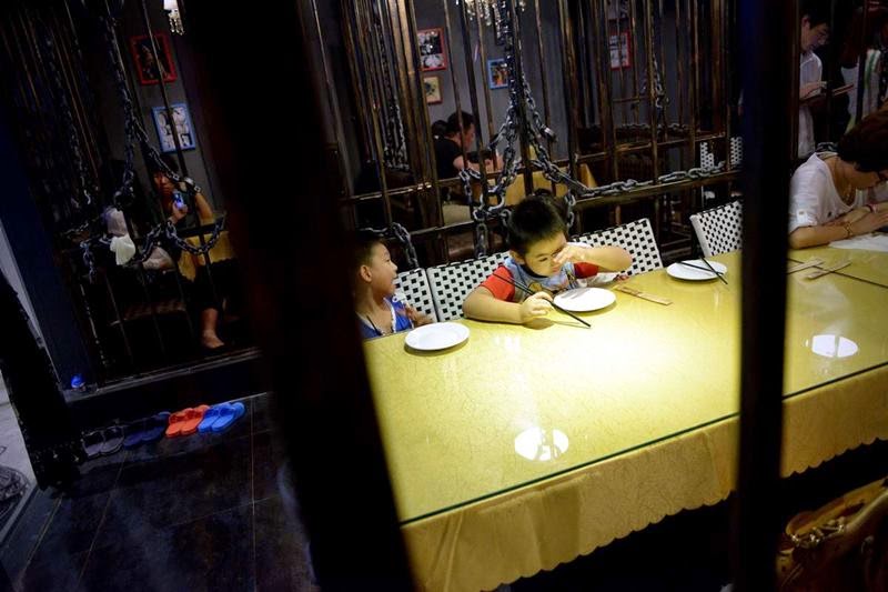 789 A Jail Cell Themed Restaurant in China, a very popular variety of themed restaurants. Probably for this reason, in the Chinese city of Tianjin was opened restaurant in prison style.