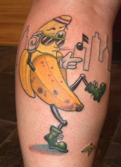 se tatua una banana con lentes de sol y cantando