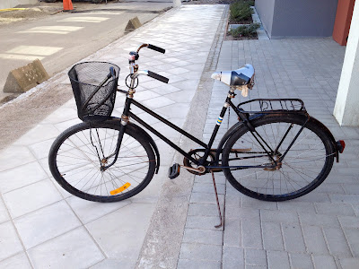 typical malmo bike a little more beat up than many others, but single speed, comfort style cruiser
