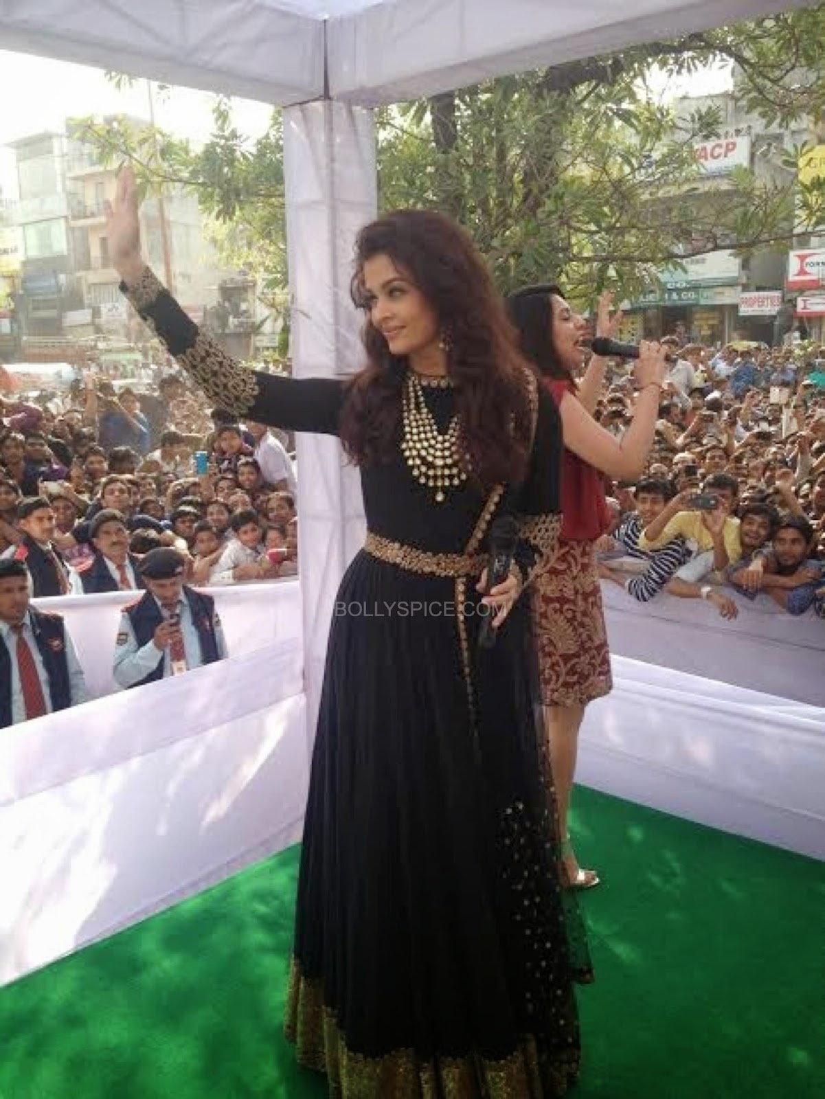 Curly Fries BOLLYWOOD ISHTYLE Aishwariya39s Beautiful Gold Curly Fries BOLLYWOOD ISHTYLE Aishwariya39s Beautiful Gold