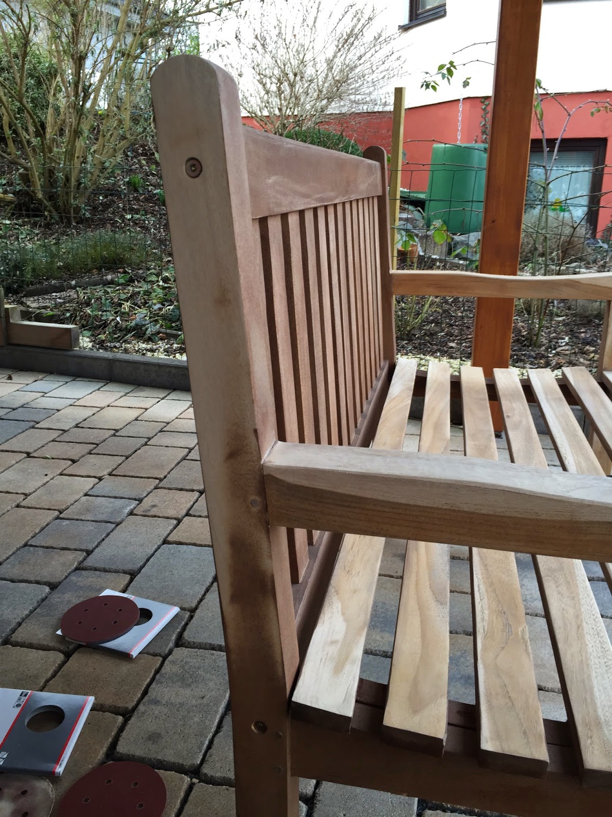 HolzwurmTom.de: Oberflächenbehandlung einer Teakholzbank