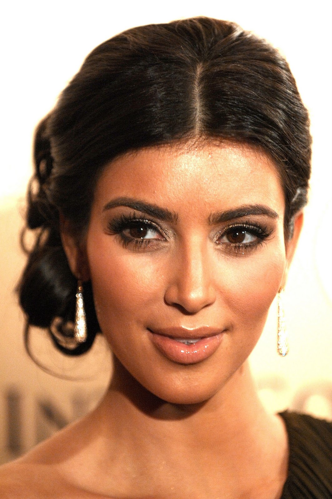 http://4.bp.blogspot.com/-ZEok29xaZZM/TrewjRc1_2I/AAAAAAAAAHs/q2Ce3brALXc/s1600/pinipone.blogspot.com-Kim-Kardashian-Eye-Makeup.jpg