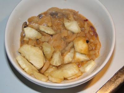 Cassave, zoutevis, champignons, pinda-saus