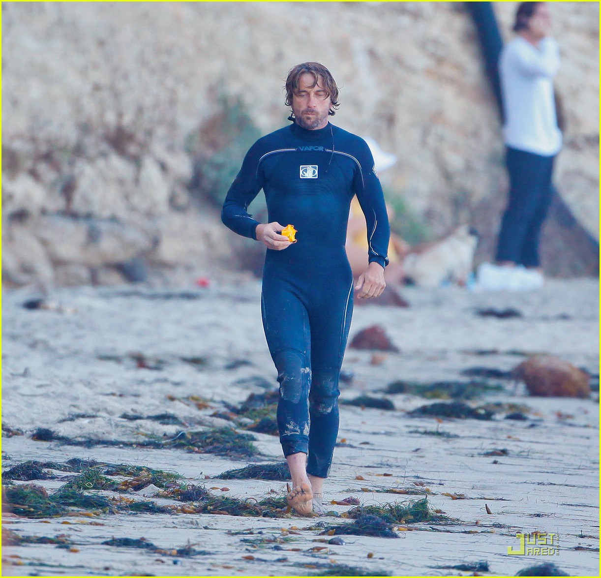 http://4.bp.blogspot.com/-ZHBsgPytnl0/TgqlKzItmcI/AAAAAAAAFS4/TbtpxHwzUT4/s1600/gerard-butler-atm-stop-after-surfing-03.jpg