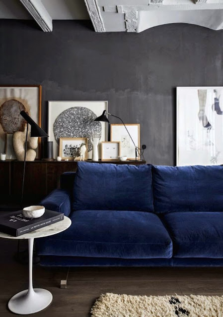 Kanapa niebieska w kolorze indygo granatowa sofa w pokoju dziennym