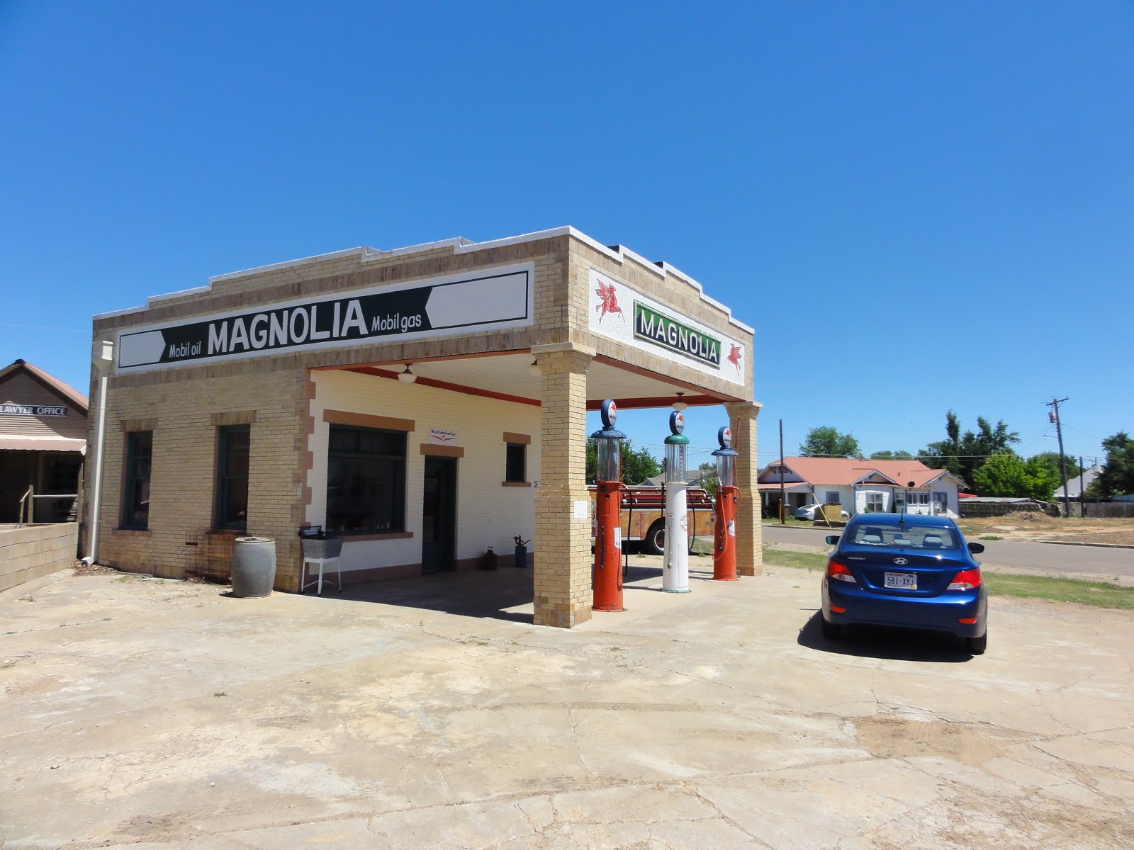 UNA PRECIOSA GASOLINERA QUE CASI NADIE  VISITA