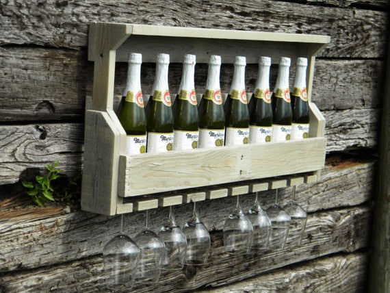 Botellero de vino y guarda copas con un palet