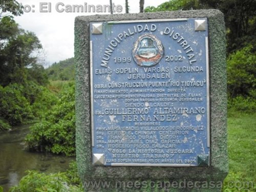 Placa en la entrada al recreo turístico naciente del río Tioyacu (Rioja, Perú) Placa en la entrada al recreo turístico naciente del río Tioyacu (Rioja, Perú)