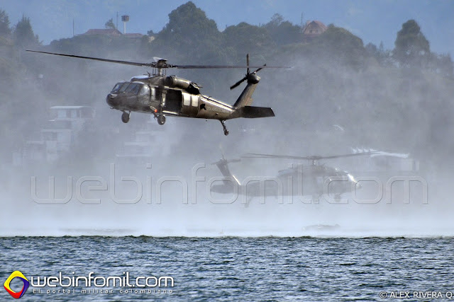 Helicópteros Black Hawk de la Fuerza Aérea Colombiana llevando a cabo ejercicios de rescate en aguas abiertas. Helicópteros Black Hawk de la Fuerza Aérea Colombiana llevando a cabo ejercicios de rescate en aguas abiertas.