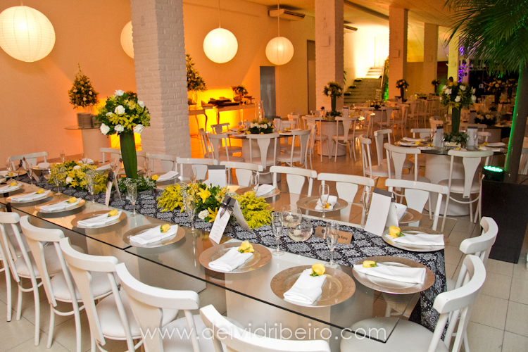 decoracao tudo branco: posta. Usei caminho de mesa preto e branco, sousplat, taças e menus decoracao tudo branco: posta. Usei caminho de mesa preto e branco, sousplat, taças e menus