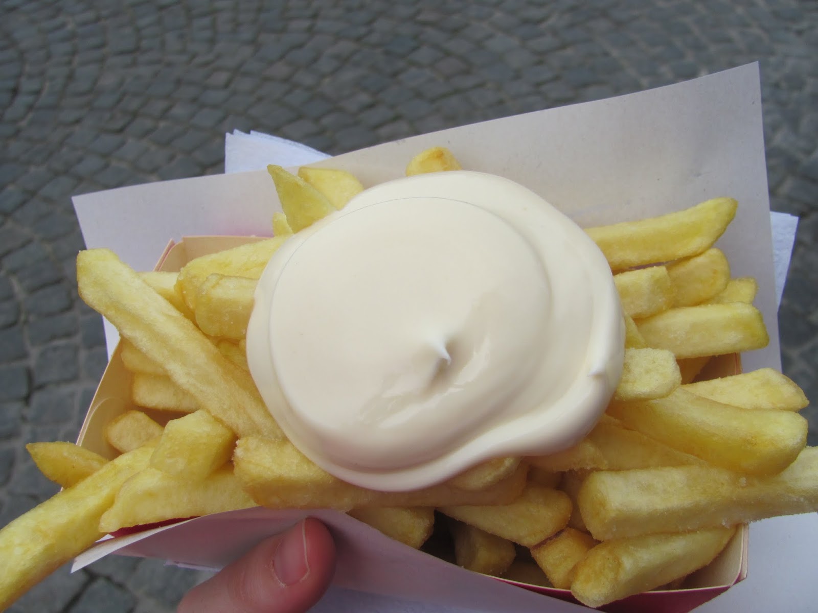 "They drown 'em in that s**t!" French fries and mayonnaise in Bruges, Belgium