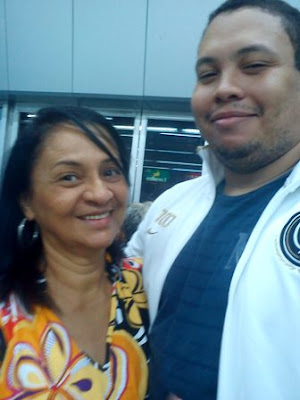 Dona Vanda e Emanuel no aeroporto (2011)