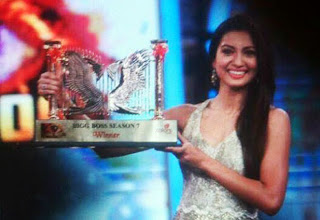 Gauhar Khan Wins Bigg Boss 7:See the exclusive first photo with trophy 