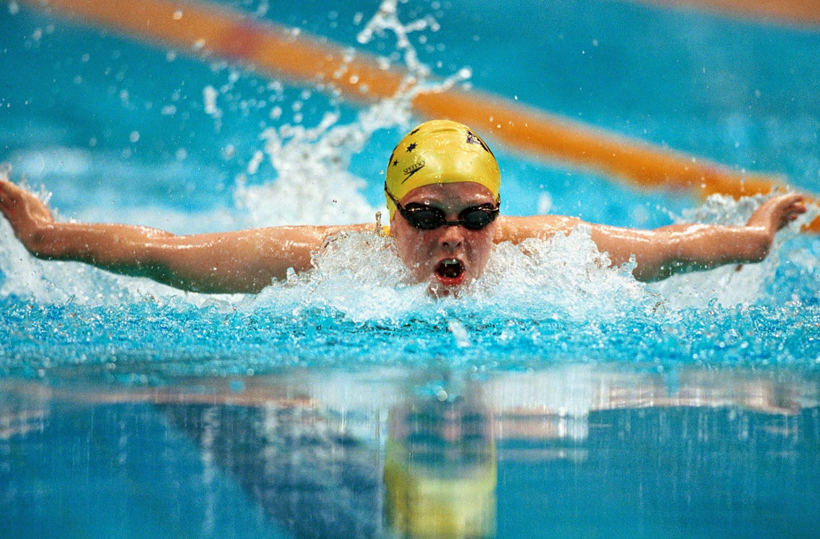 Gambar berisi orang yang sedang berenang di kolam renang