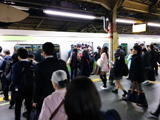 Menschen in der Metro in Tokio
