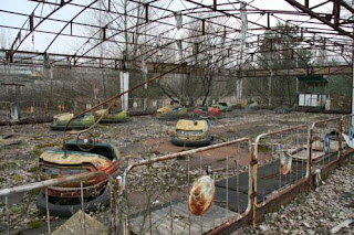 creepy scary weird wtf vintage photo image abandoned theme park bump car