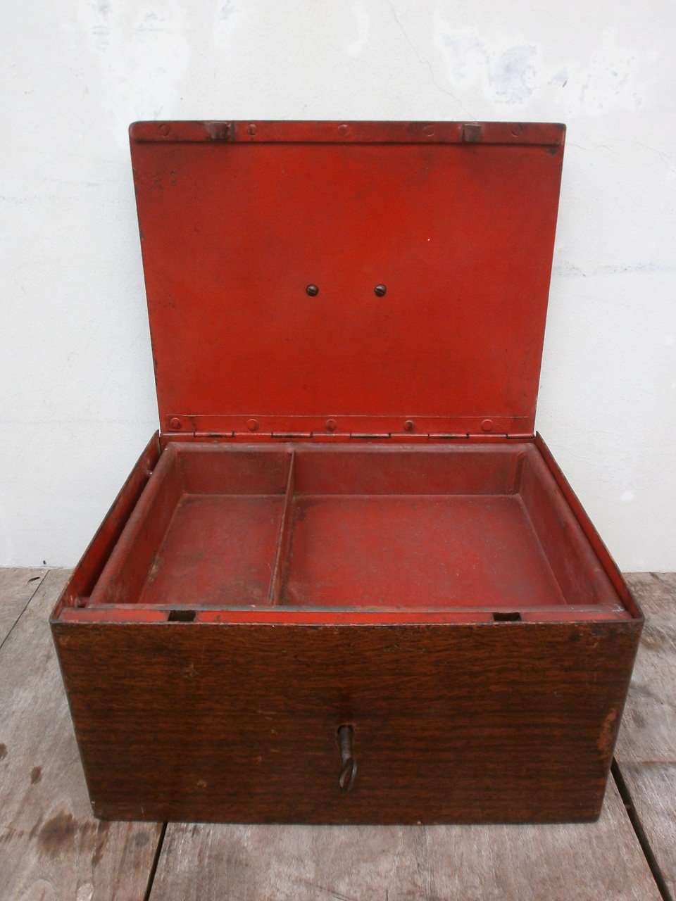 Antikpisan: Kotak Besi Antik Dengan Cat Motif Serat Kayu