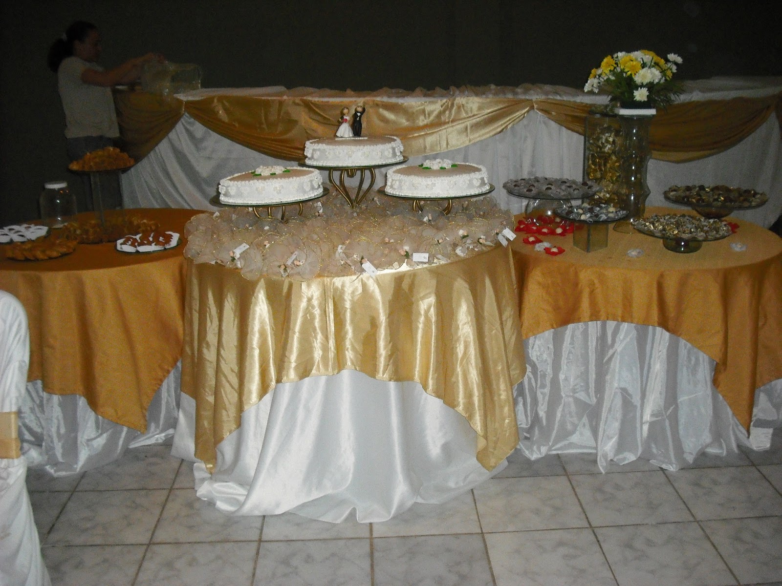 VanDeC Decorações e Buffet Decoração dourada e branco VanDeC Decorações e Buffet Decoração dourada e branco