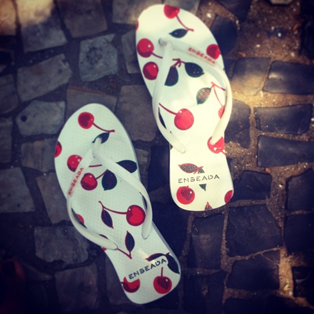 Chinelo de cerejas da loja Enseada - Cabo Frio - Rua dos Biquinis - RJ Chinelo de cerejas da loja Enseada - Cabo Frio - Rua dos Biquinis - RJ