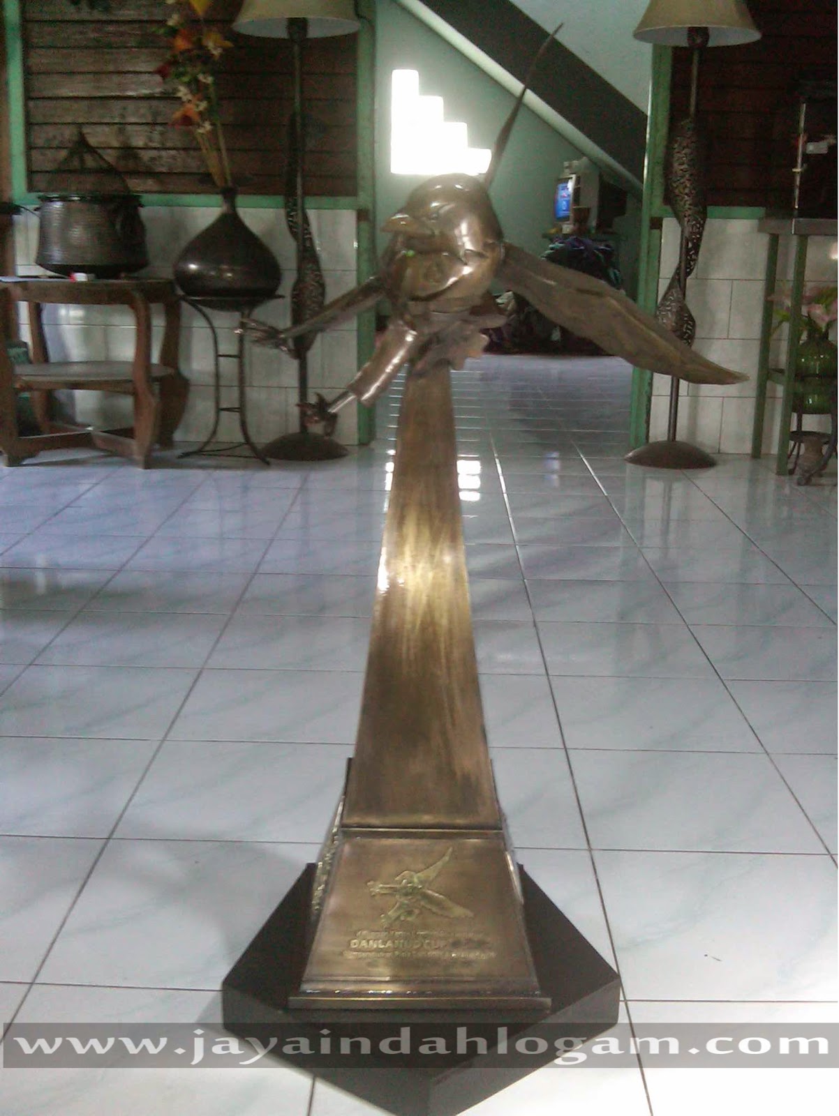 pusat supplier kerajinan piala Kuningan tembaga http://www.jayaindahlogam.com/2014/08/kerajinan-piala-tembaga-dan-kuningan.html