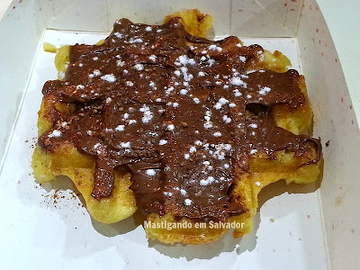 Manneken Fritas e Waffles: Waffle deliege com cobertura de Nutella e Açúcar de Confeiteiro