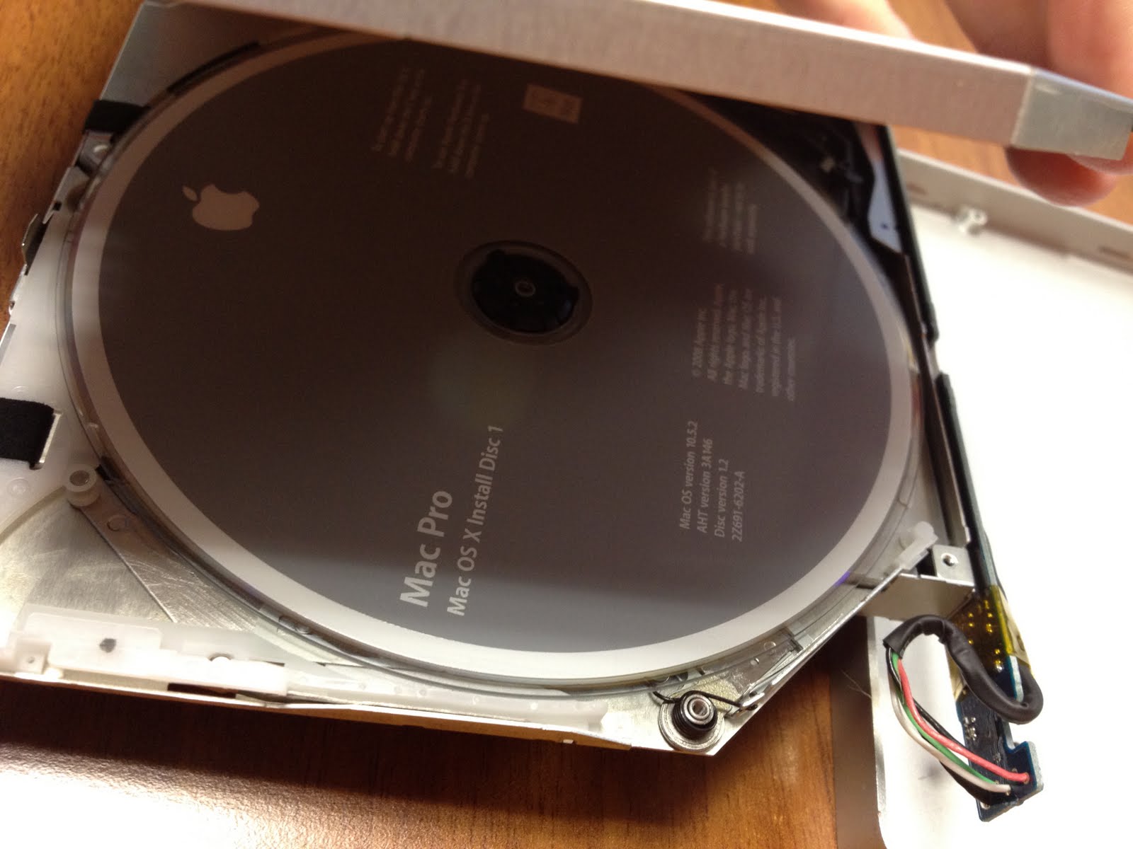 How Do You Manually Eject A Cd From A Macbook Pro