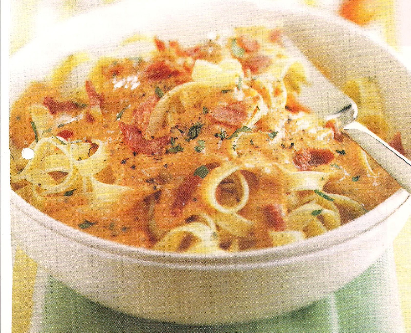 Manger avec Mo Tagliatelles à la carbonara rosée et à la pancetta