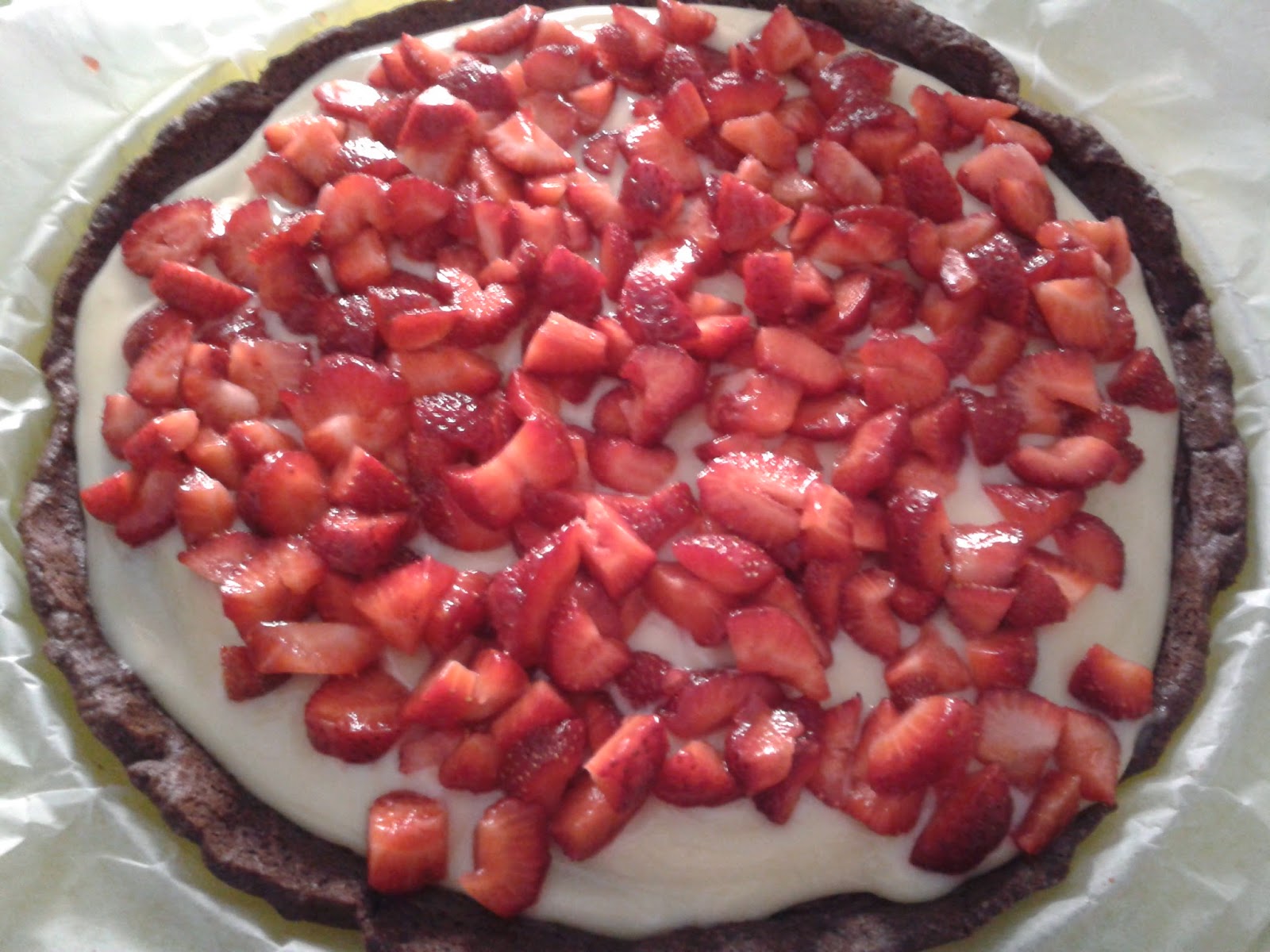 Crostata di frolla al cacao con crema pasticcera al latte di mandorle e fragole