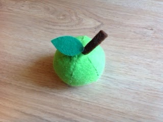 DIY play food: a bowl of apples DIY play food: a bowl of apples