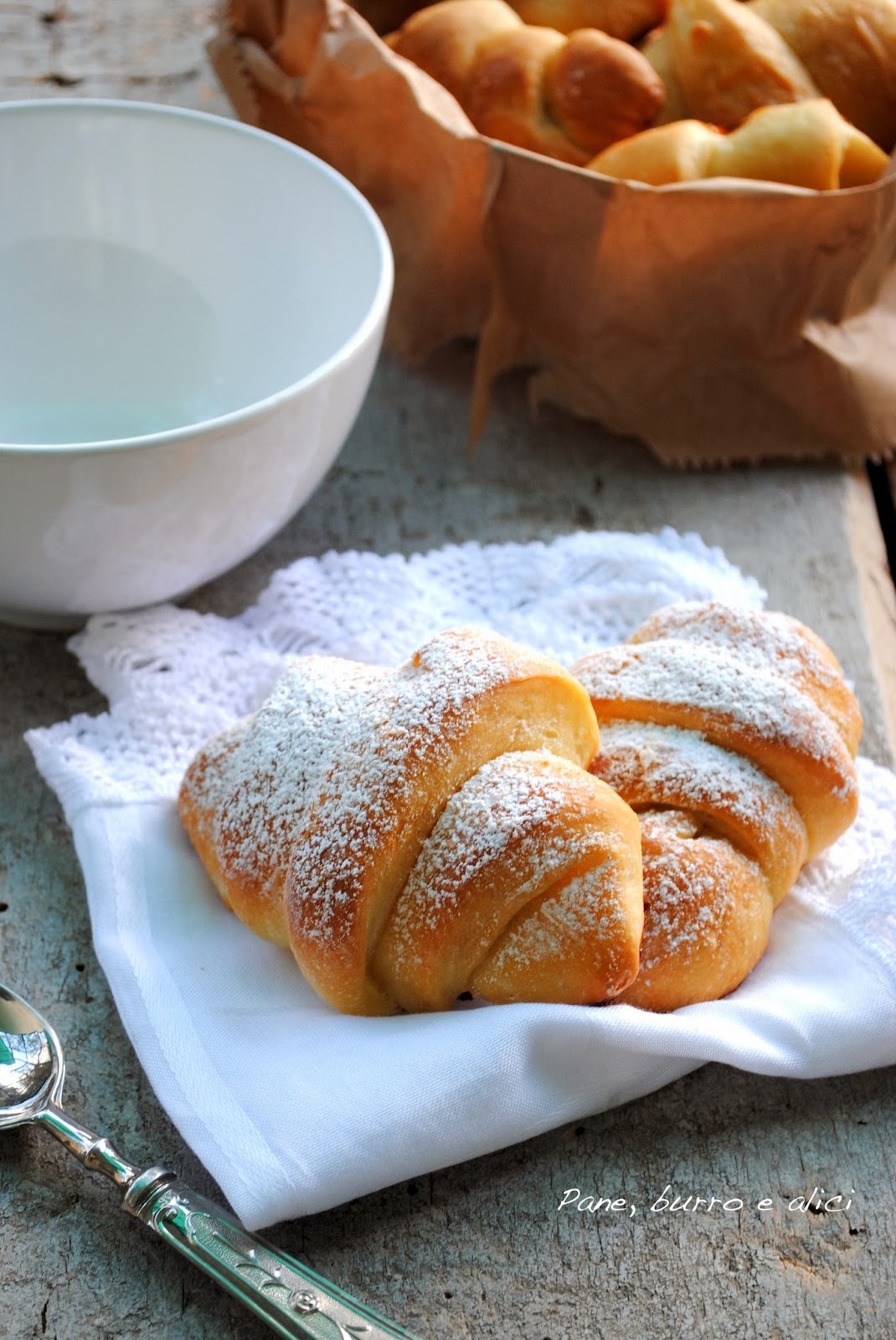 Pane, burro e alici Brioches al latte ripiene di cioccolato