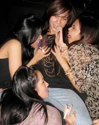 Foto-Foto HOT Niken Anjani Saat Dugem