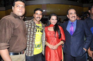 Akshay Kumar & Sonakshi on the sets of CID for promotion of  'Rowdy Rathore' cinema