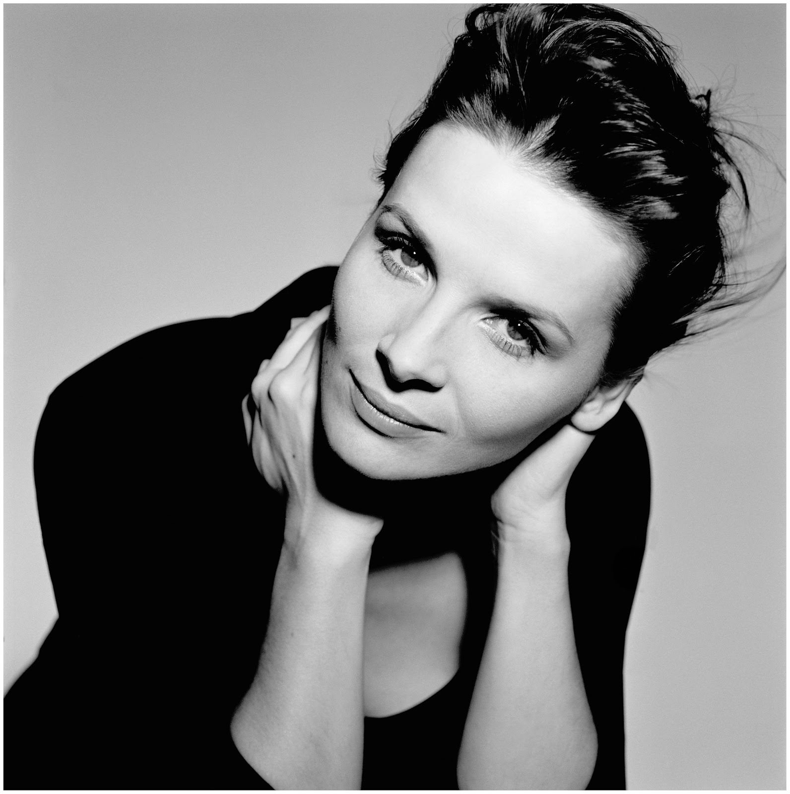 http://4.bp.blogspot.com/-Zani9qP8tMY/T4h7CaYSEjI/AAAAAAAAAOw/DIIe7q3tcwk/s1600/juliette-binoche-portait-by-brigittec2a0lacombe.jpg