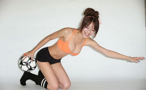 Hot girl Đài Loan ôm bóng cổ vũ World Cup