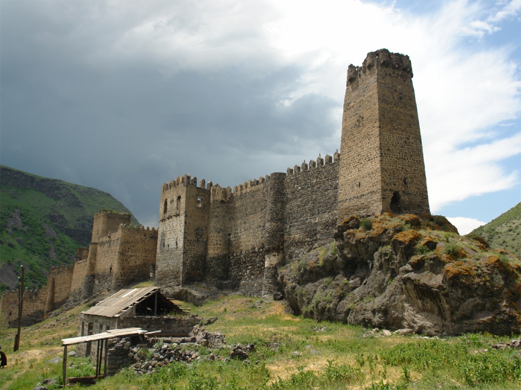 castles and settlement in DISCOVER