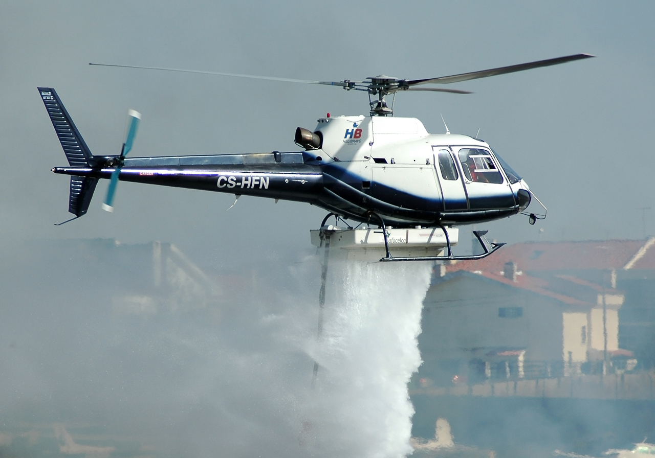 http://4.bp.blogspot.com/-Zce9miMVggk/T6ktAp4Qt8I/AAAAAAAAIEw/9rgr4x2_Dkw/s1600/aerospatiale_as350_ecuruil_waterbombing.jpg