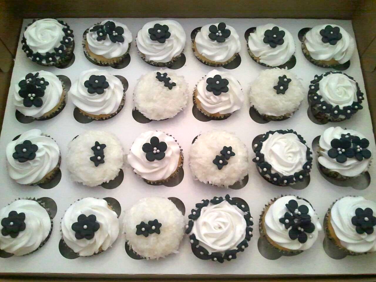 Pink Sugar Cupcakes: Black and White Wedding Cupcakes