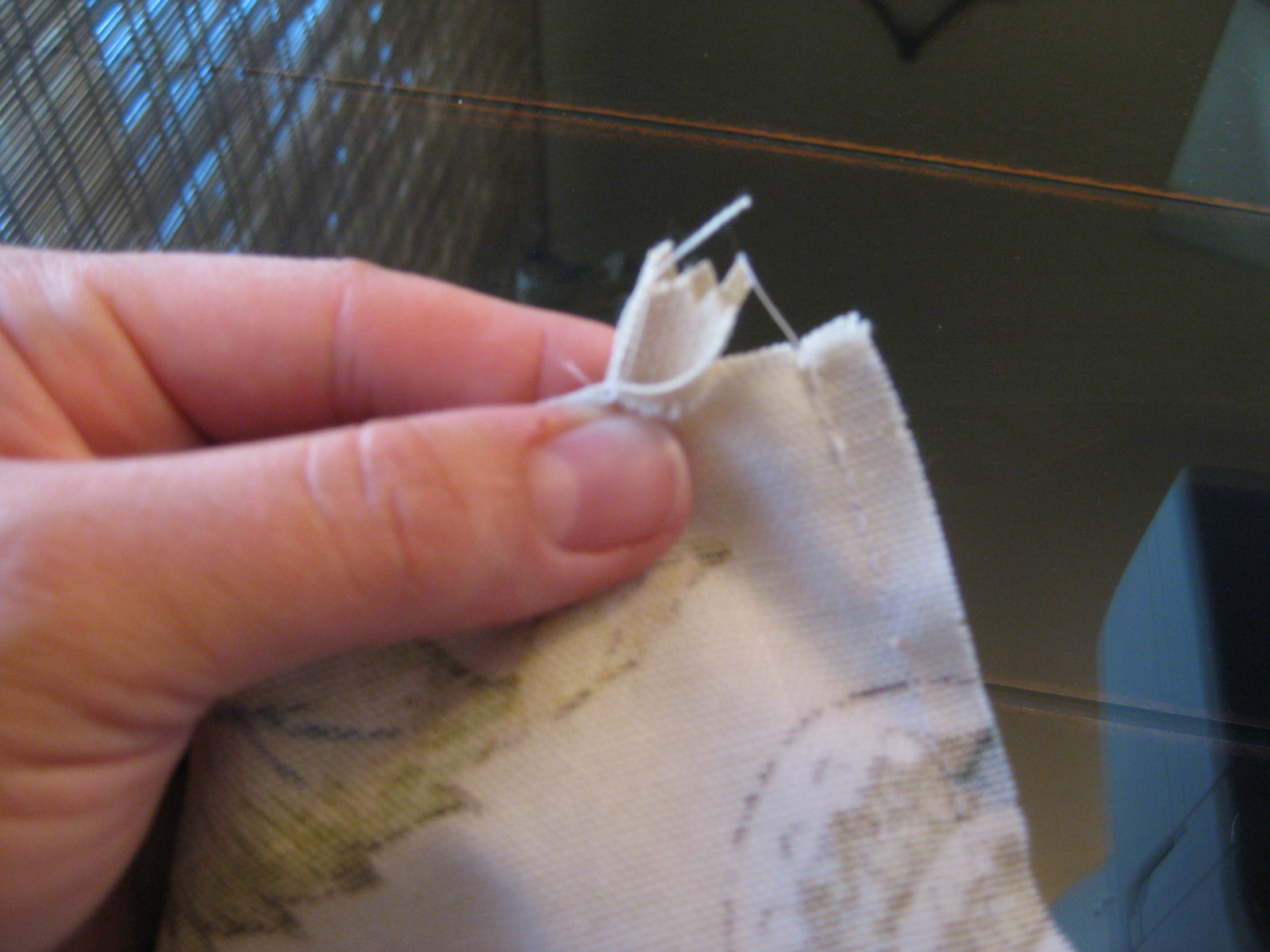 TDA decorating and design Zipper Pillow Tutorial